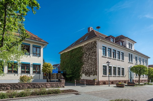 Gebäude der Grundschule Hochstetten in der Außenansicht