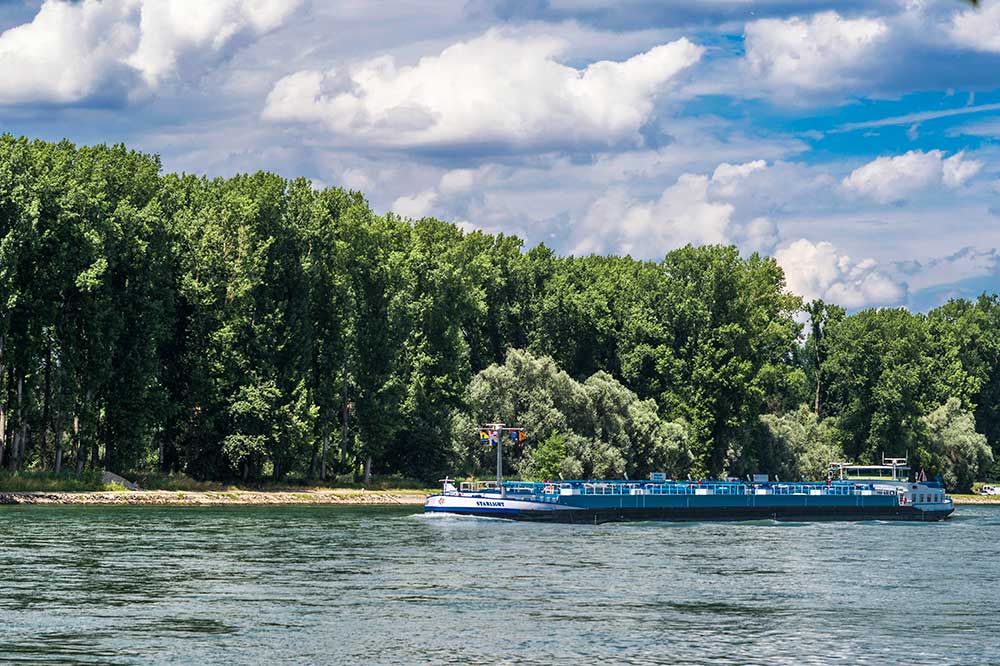 Frahctschiff auf dem Rhein