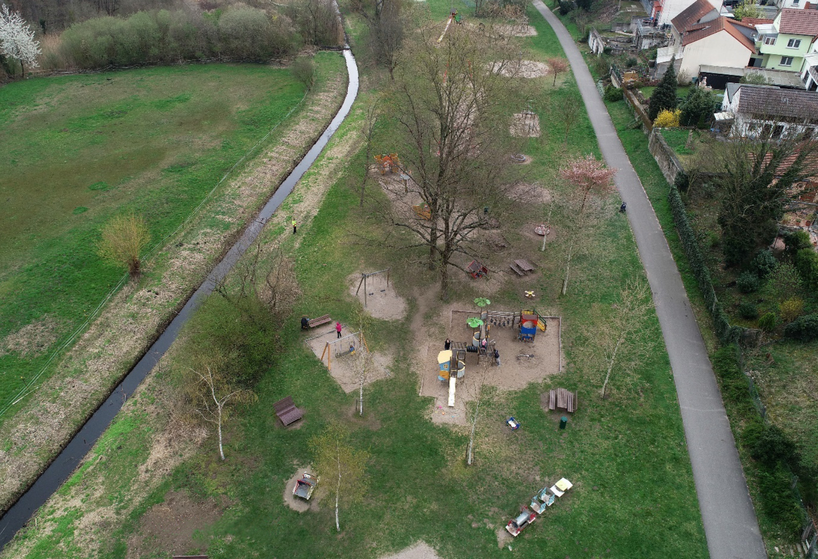 Luftbild von der Spielstraße in Hochstetten mit dem Spielplatz