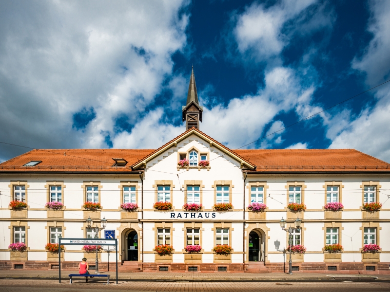 Das Rathaus von Linkenheim-Hochstetten an einem sonnigen Tag