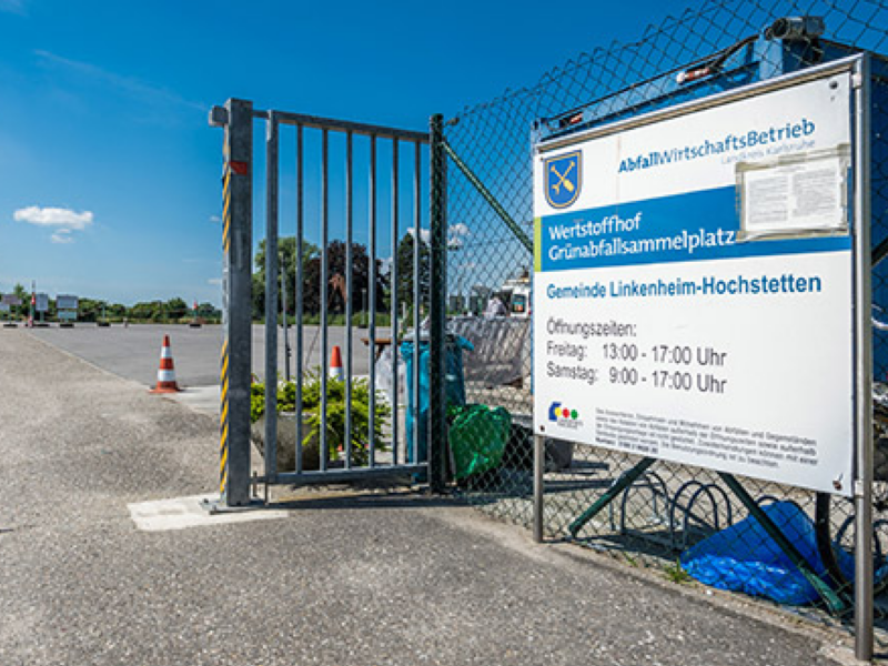 Tor zum Abfallwirtschaftsbetrieb von Linkenheim-Hochstetten mit Einfahrt und Hinweisschild