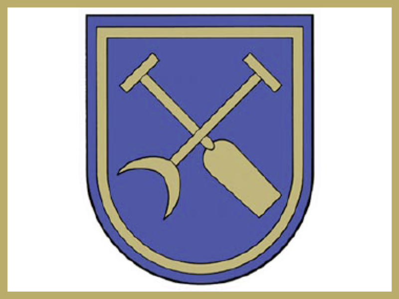 Wappen der Gemeinde Linkenheim-Hochstetten. Auf einem blauen Grund sind zwei Werkzeuge in goldener Farbe abgebildet