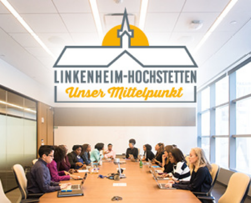 Personen, die an einem großen Konferenztisch sitzen und diskutieren, darüber ist das Logo von Linkenheim-Hochstetten gesetzt