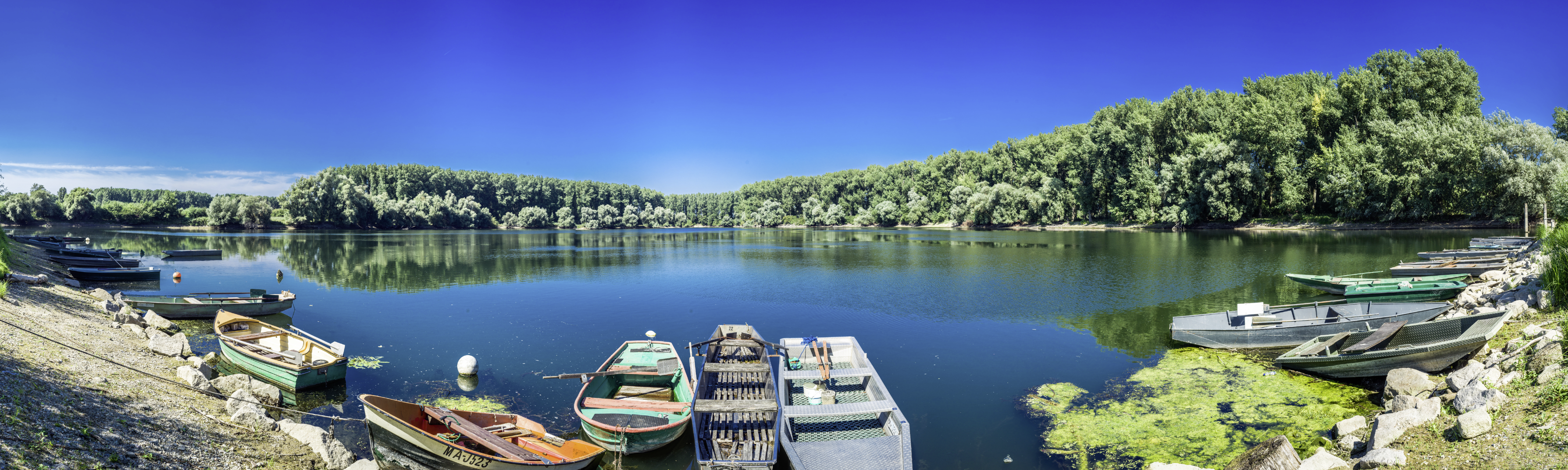 Ruderboote liegen am Ufer eines Sees
