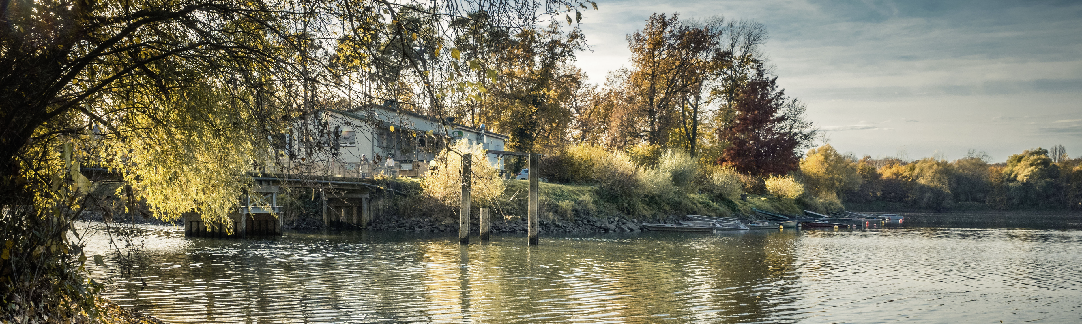 Ein Bootshaus am Seeufer