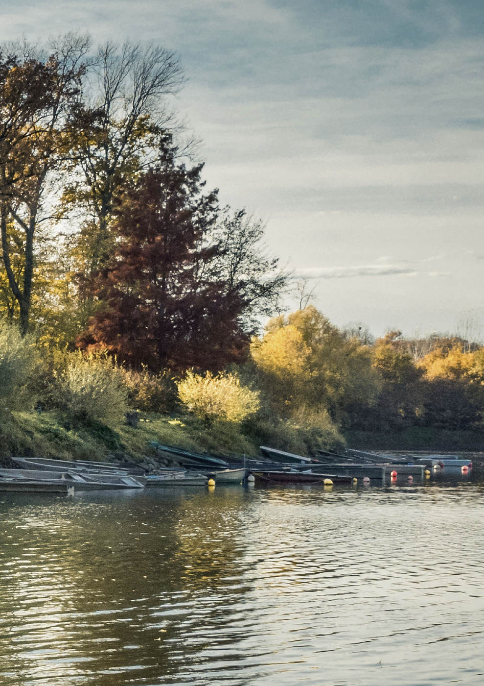 Ein Bootshaus am Seeufer